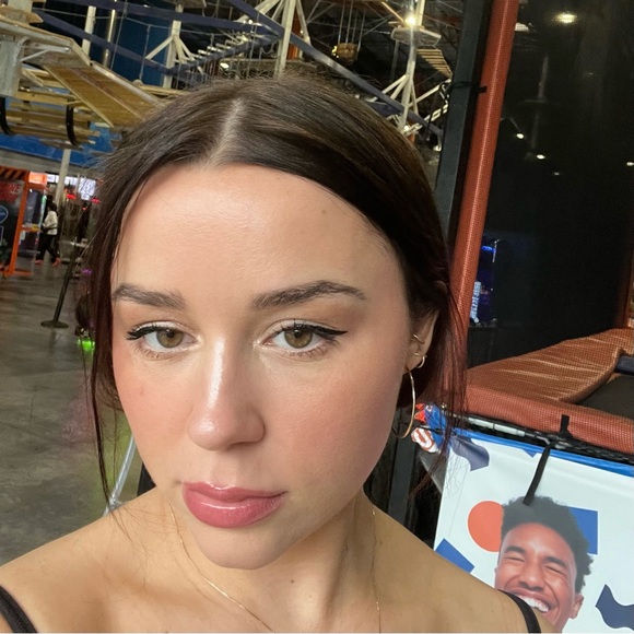 Meet your Posher, Jade - Picture 1 of 4